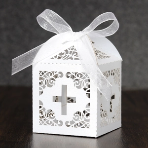 Laser Cut Cross Pattern Candy Favor Boxes Pearlescent Paper With Ribbon For Wedding Baptism Christening Religious Event