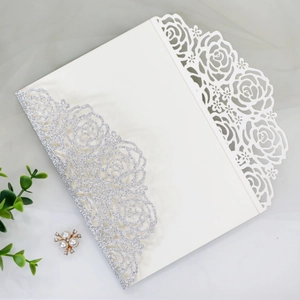 Détail macro de l'enveloppe découpée au laser avec motif de rose et paillettes argent