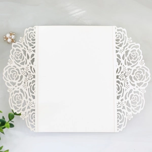 Détail de la découpe laser rose sur une pochette d'invitation de mariage crème élégante