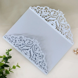 Λεπτομέρεια από το φλοράλ σχέδιο laser-cut σε γαλάζιο περλέ φάκελο προσκλητηρίου