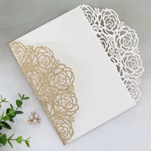 Invitation de mariage élégante découpée au laser avec paillettes dorées et motif floral évidé