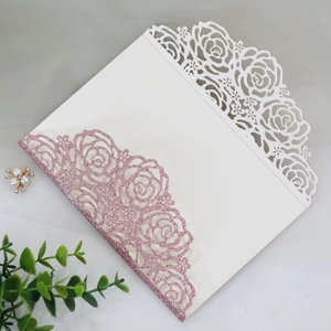 Faire-part de mariage rose pailleté découpé au laser avec motif de fleurs de rose