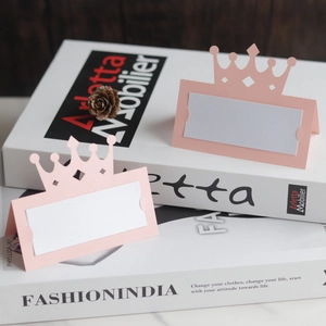 Élégantes cartes de table couronne rose découpées au laser pour décoration de mariage