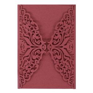 Λεπτομέρεια μπορντό προσκλητηρίου γάμου laser-cut με περίπλοκα λουλουδάτα σχέδια