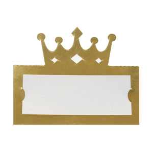 Détail du marque-place couronne dorée évidée avec insert blanc pour table de mariage