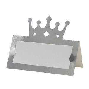 Vue détaillée du porte-nom couronne argentée avec un design métallique évidé chic