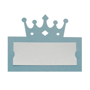 Gros plan de la carte de table bleu clair avec couronne évidée pour mariages
