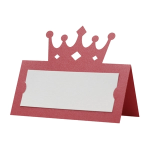 Élégantes étiquettes de table couronne en papier perlé rouge découpé au laser pour fête