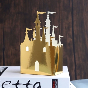Boîte cadeau château dorée avec finition miroir réfléchissante et découpes ajourées