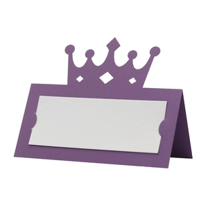 Détail du marque-place couronne violette avec design découpé au laser et carte blanche