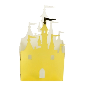 Boîte à bonbons château doré découpée au laser avec détails de tours et de fenêtres