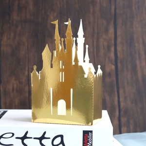 Boîte à bonbons dorée en forme de château avec design ajouré et finition miroir éclatante