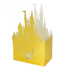 Détail boîte à dragées château doré découpée au laser avec motifs évidés élégants