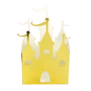 Vue détaillée de la boîte à bonbons château miroir doré avec découpes délicates