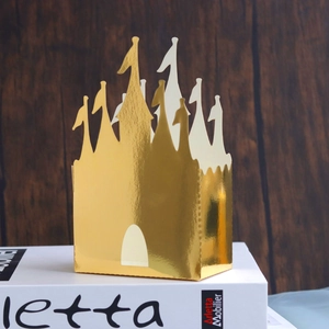 Détail de boîte à bonbons château doré découpée au laser pour décoration anniversaire