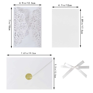Détails de l'invitation de mariage découpée au laser avec ruban blanc et sceau doré