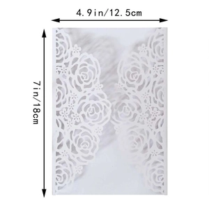 Détail de la rose découpée au laser sur faire-part blanc avec dimensions 12,5x18 cm