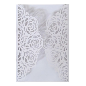 Détail de l'invitation de mariage découpée au laser blanche avec motif floral ajouré