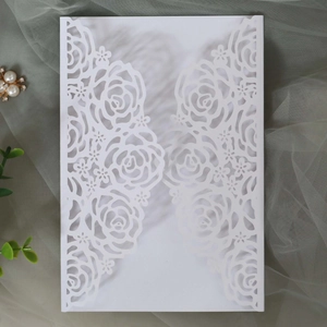 Vue détaillée du motif de rose découpé au laser blanc sur du papier nacré pour invitation