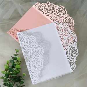 Faire-part mariage découpé au laser avec motif de roses en blanc et rose élégant