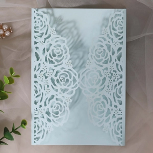 Détail de roses découpées au laser sur une pochette d'invitation bleu clair nacré