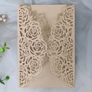 Détails de rose découpée au laser sur pochette d'invitation de mariage dorée nacrée