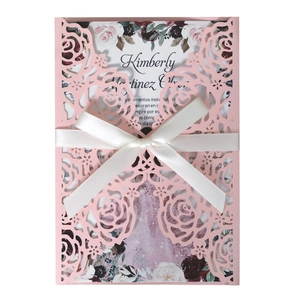 Invitation de mariage rose découpée au laser avec motifs roses et nœud en soie blanche