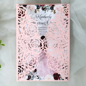 Détails de motif de rose découpé au laser sur invitation de mariage rose et élégante
