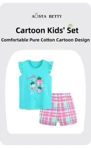 Détail de l'ensemble coton fille avec broderie fraise et short à carreaux