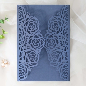 Détail de l'invitation de mariage découpée au laser bleu marine avec motif de rose