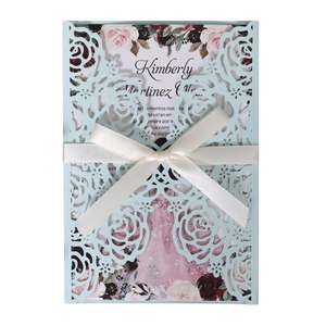 Détail de l'invitation florale découpée au laser avec pochette bleu clair et nœud satin