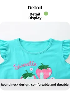Détail du haut en coton bleu avec broderie Sweetie et col à bords volantés