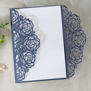 Détail d'invitation ajourée rose bleu marine avec découpe laser sur fond de tulle