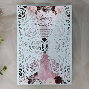 Détail de l'invitation découpée au laser avec motif de rose et carte intérieure fleurie