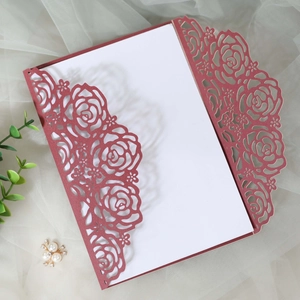 Détail de l'invitation de mariage découpée au laser avec couverture rouge foncé et insert
