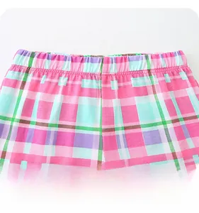 Gros plan sur la taille élastique d'un short à carreaux coloré pour petite fille