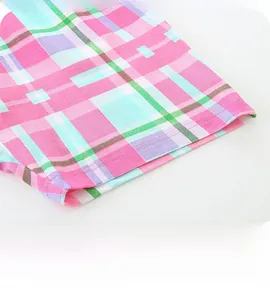 Détail du short en coton à carreaux colorés montrant l'ourlet et la texture du tricot