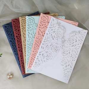 Housses d'invitation de mariage découpées au laser avec motif de rose en plusieurs couleurs
