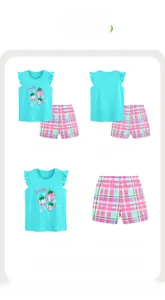 Détail du haut bleu sans manches à motif fraise et du short à carreaux vert pour fille