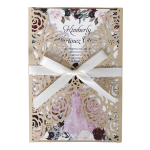 Faire-part de mariage doré rose découpé au laser avec ruban et carte fleurie