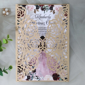 Détail d'un faire-part de mariage ajouré au laser avec rose dorée et insert floral élégant