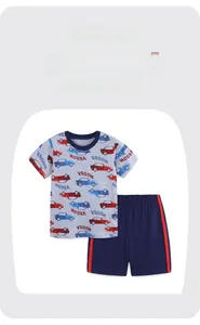 Detailaufnahme von Jungen Sommer-Set aus Baumwolle mit Auto-Print und gestreiften Shorts