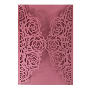 Faire-part de mariage découpé au laser avec motif rose en papier rouge foncé élégant