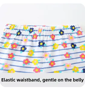 Detail van gebloemde meisjesshort met zachte elastische tailleband en katoenstructuur