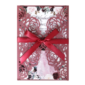 Invitation de mariage découpée au laser avec motif rose et ruban de soie bordeaux