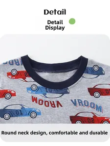 Detailansicht des Baumwoll-Ausschnitts mit Rennwagen-Print und Rippstrickbündchen