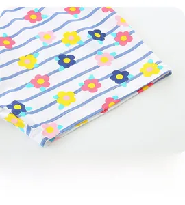 Detail van de losse korte broek zoom met bloemmotieven en blauwe strepen voor meisjes