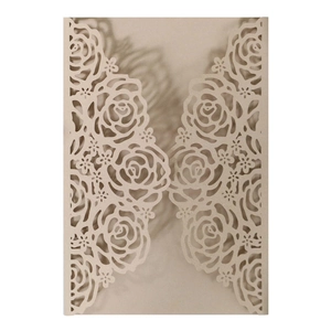 Couverture d'invitation rose découpée au laser en papier perlé champagne pour mariages