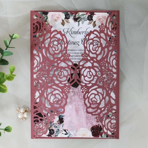 Gros plan de l'invitation en dentelle de rose découpée au laser et carte à fleurs sur gaze