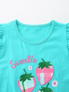 Haut sans manches fille bleu cyan avec broderie fraise et lettrage Sweetie chic